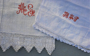 Gale siuvinėtais inicialais ir monogramomis moterys rankšluosčius puošdavo visoje Lietuvoje. 