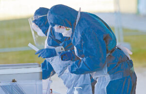 Dėl COVID-19 protrūkio testuojami medikai, personalo darbuotojai, pacientai.