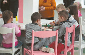 Tėvai turėtų stengtis vaikui sudaryti kuo daugiau kalbinio bendravimo galimybių.