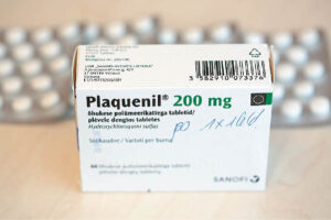 Vaistą „Plaquenil“ prasidėjus koronaviruso pandemijai lietuviai iššlavė iš vaistinių. Baiminamasi, kad užsiimdami savigyda žmonės ne virusą įveiks lengviau, o pakenks savo sveikatai.