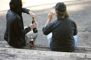 Nuo ankstyvo amžiaus pradedamas ir ilgus metus trunkantis alkoholio vartojimas lemia rimtas sveikatos problemas.  Nuotrauka iš „Santarvės“ redakcijos archyvo