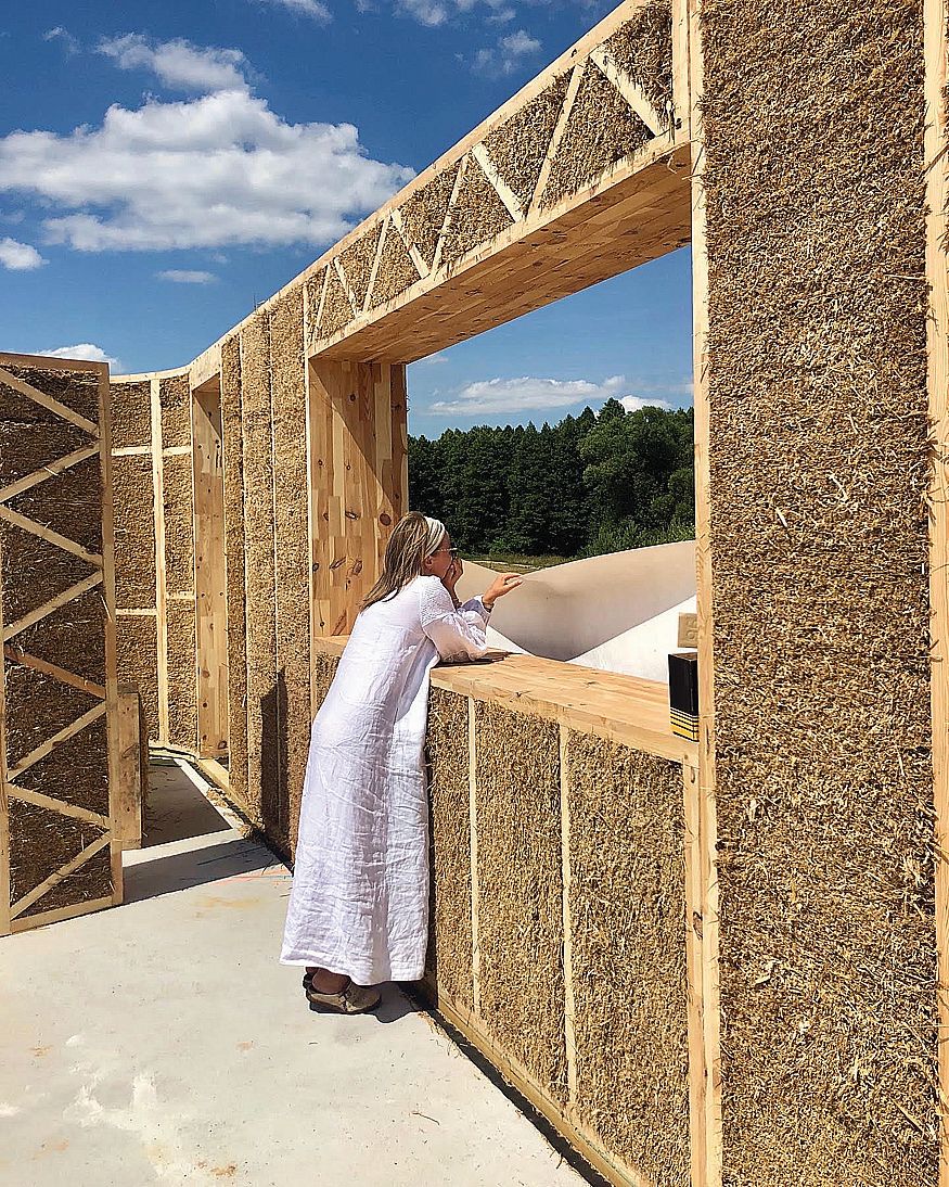 Sienos montuojamos iš supresuotų šiaudų skydų į medinį karkasą. „Šiaudiniai skydai – ekologiška medžiaga. Būti tokiame name – labai malonus pojūtis“, – sako Rūta.