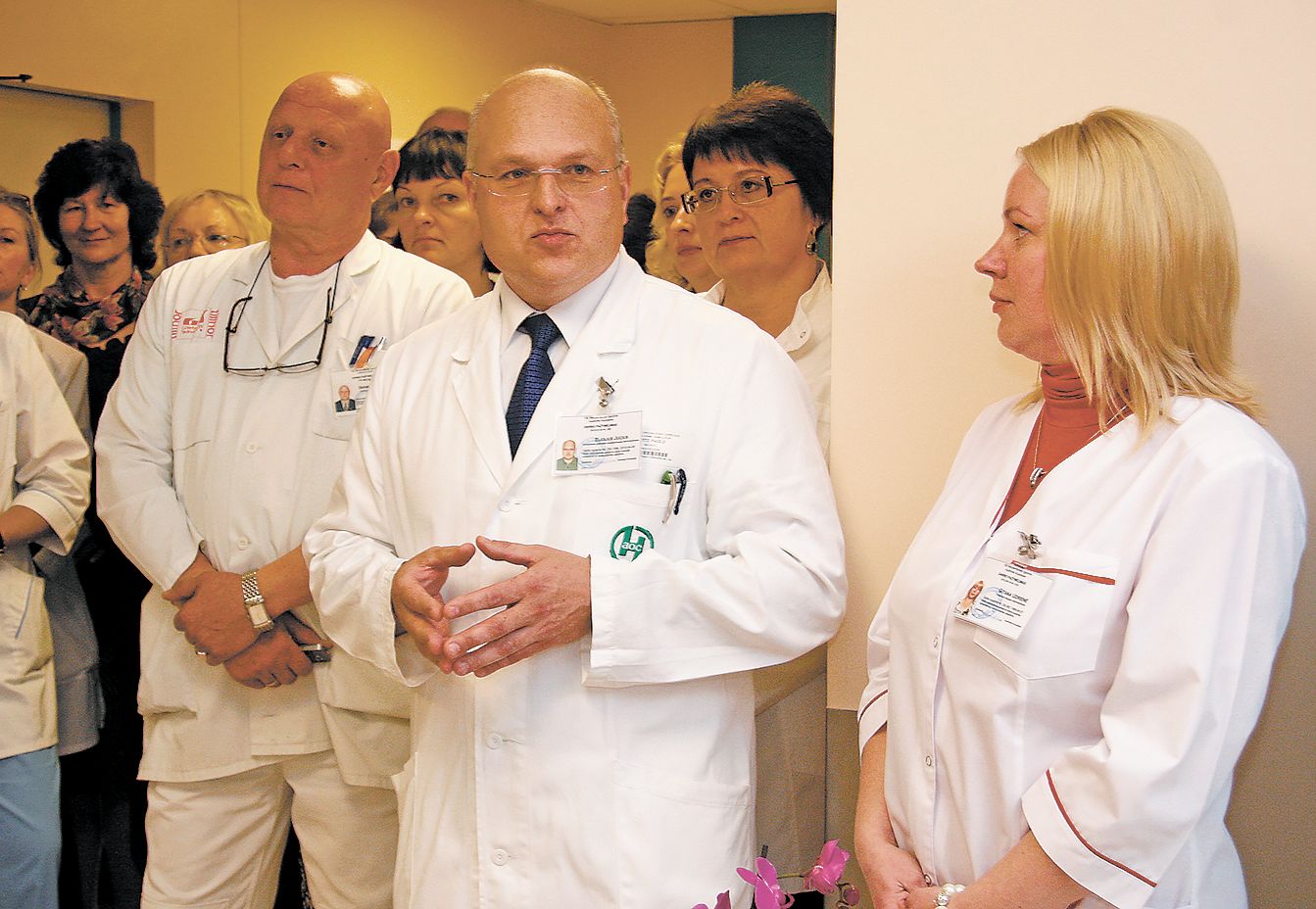 Gydytojas E. Jucius (centre) atsistatydinti neketina. Ričardo PASILIAUSKO nuotrauka