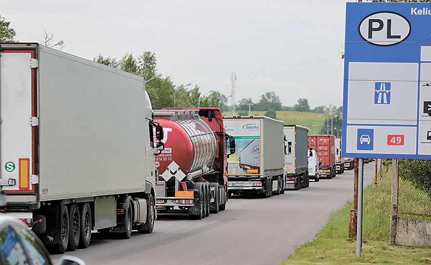 Vos tik buvo atidaryta siena, daugiausia per ją važiavo krovininis transportas. Lengvųjų automobilių judėjimas, tikėtina, atsinaujins palaipsniui.