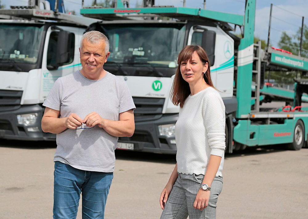 „Hertransus“ šeimininkas Edmundas Blechertas ir „Viliaus transportui“ vadovaujanti Agnė Blechertienė sako, kad koronavirusas pakoregavo įmonių darbų eigą ir tvarką, tačiau tikisi, kad laikui bėgant darbai įgaus ritmą, nors jis bus kitoks nei anksčiau.