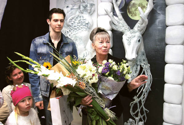 Irena Kačkauskienė su sūnumi Martynu galerijos atidaryme.