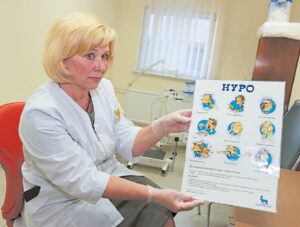 Slaugytoja diabetologė Daiva Lelkienė gydytojų atsiųstus pacientus moko, kaip gyventi su liga, gydo atsivėrusias opas, atlieka diabetinį pedikiūrą. Ričardo PASILIAUSKO nuotraukos