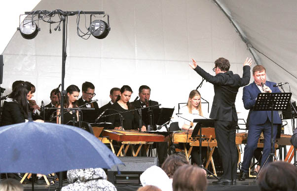 Į „Lietuvos“ ansamblio atvežtą koncertą susirinkusių žiūrovų lietus neišbaidė. Redos BRAZYTĖS nuotraukos