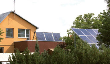 Saulės elektrinei įrengti tereikia nuosavo stogo. Redos BRAZYTĖS nuotrauka