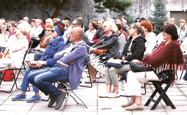 Klausytojus sujaudino rašytojos V. Jasukaitytės ir skaitovo A. Gotesmano projektas „Šeštasis Dievo įsakymas: „Nežudyk“ – renginys, vykęs sinagogos kiemelyje.