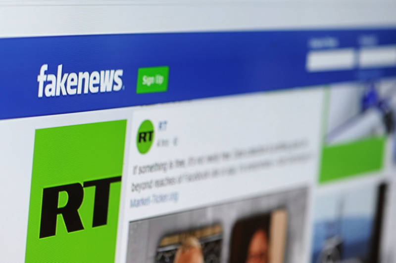 Socialiniu tinklu „Facebook“ Lietuvoje naudojasi 1,7 milijono gyventojų. Prie tinklo vis aktyviau jungiasi vyresnio amžiaus žmonės, nes informacijos srautas leidžia sekti savo šeimos, draugų ir žinomų asmenų gyvenimo įvykius, naujienas ir įspūdžius. Vis dėlto „Facebook“ tinkle žmonės dalijasi ne vien asmeninėmis nuotraukomis ir mintimis, bet ir melaginga, nepatikima informacija. Tokia informacija klaidina, kursto emocijas ir kartais net supriešina visuomenę.