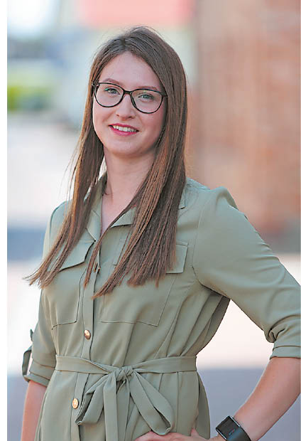 Monika Bačkieriūtė dar nežino, ar gaus atestatą su pagyrimu, nes laukia atsakymo dėl lietuvių kalbos egzamino. O tris 100 balų įvertinimus ji jau turi.