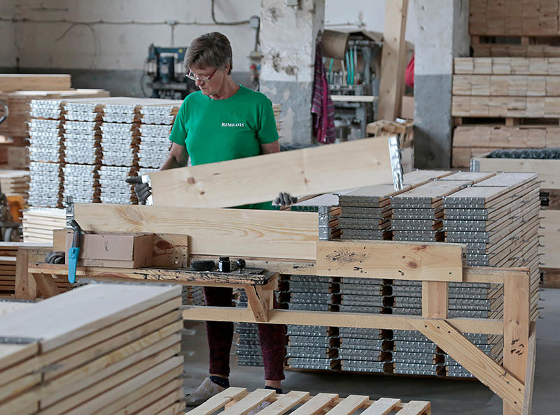 „Rimedžio“ gaminamų padėklų apvadų eksportas prasidėjus pandemijai buvo visiškai sustojęs.