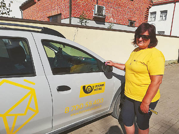 „Myliu savo darbą, o tai svarbiausia“, – sako mobili laiškininkė R. Stadalienė, per dieną pašto automobiliu nuvažiuojanti apie 70 kilometrų.