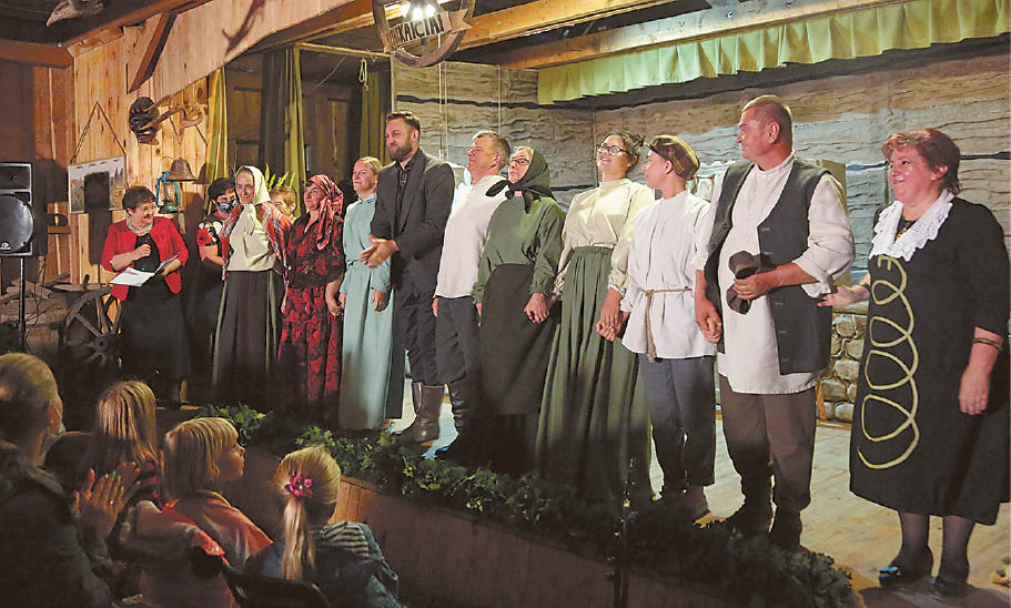 Prieš nusilenkiant publikai... Visi spektaklio veikėjai – dešinėje Birutė Labutytė.