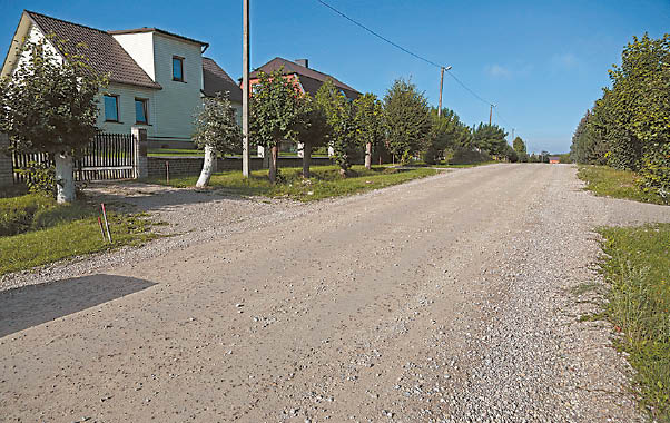 Aušros gatvės gyventojai nesupranta, kodėl gatvė pro jų namus neasfaltuota ligi šiol.