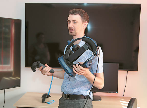 Būrelio vadovas informatikos mokytojas Juozas Milius aprodė centro turimą įrangą. 	