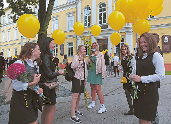 Rygiškių Jono gimnazijos moksleivės į šventę atsinešė ne tik gėlių, bet ir balionų.