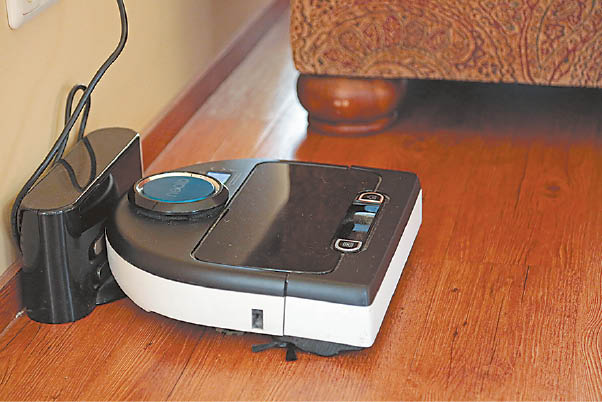 Neapvalus dulkių siurblys-robotas apdaužo baldus. 