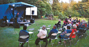 Labiau sutemus ekrane galėjai matyti ir scenoje esančius atlikėjus.