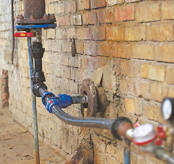 Šlapiasis vandens skandalas kilo dėl šio Kalvarijos gimnazijos rūsyje esančio vandens vamzdžių mazgo.