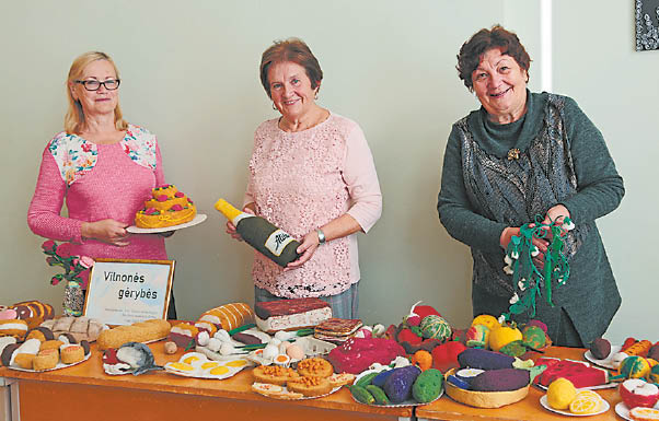 TAU Dailės technologijų fakulteto dekanė Dalia Vizbarienė (viduryje) ir seniūnės Danutė Stražnickienė (kairėje) ir Virginija Matusevičienė džiaugiasi parodos eksponatais. „Maistas – kaip šviežias“, – šypsodamosi kalbėjo jos.