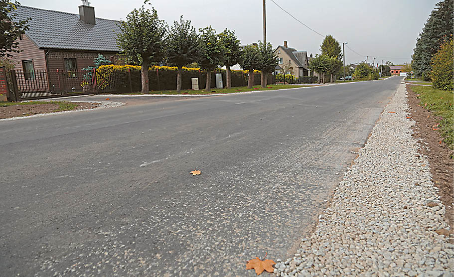 Pasibaigė Marijampolės Aušros gatvėje gyvenančių žmonių vargai. Po beveik dvejus metus trukusio remonto gatvė pagaliau išasfaltuota. Miesto tvarkymo darbai sparčiai vyksta ir kituose mikrorajonuose...