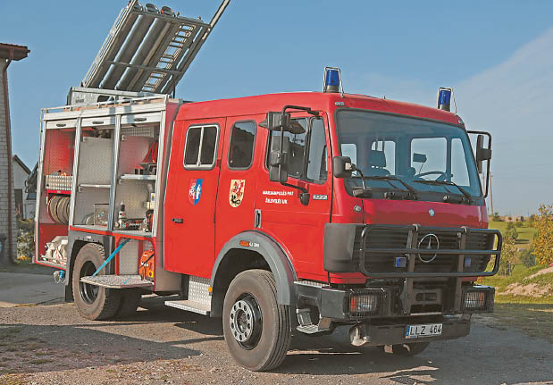 Gaisrinis automobilis sukonstruotas ant „Mercedes Benz 1222“ pagerinto pravažumo važiuoklės.