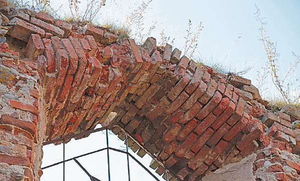 Išlikę apgriuvusios bažnyčios architektūros elementai: iš jų matyti, kad tai įdomus, vertingas paveldo objektas.