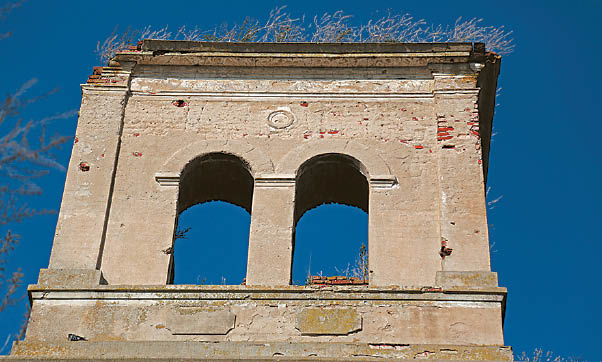 Išlikę apgriuvusios bažnyčios architektūros elementai: iš jų matyti, kad tai įdomus, vertingas paveldo objektas.