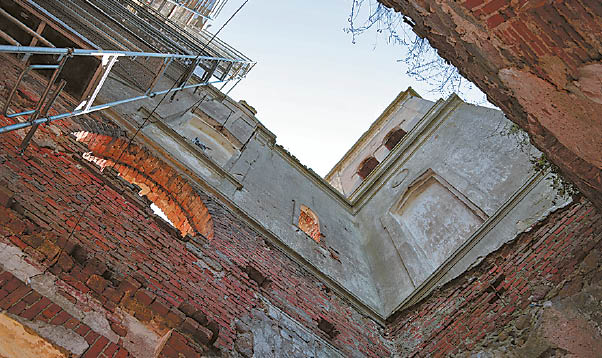 Bažnyčios griuvėsiai savo architektūra, sakralumu traukia ir žavi turistus.