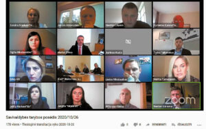 Paskutinis Kazlų Rūdos savivaldybės tarybos posėdis vyko nuotoliniu būdu, naudojant programą „Zoom“. Pavasarį kibernetinio saugumo specialistai abejojo šios platformos patikimumu, tačiau dabar sako, kad saugumo spragas „Zoom“ gamintojai ištaisė, ir ji yra tinkama naudoti.