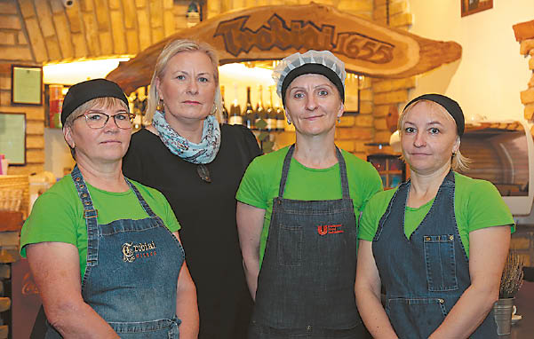 Virginija Viskačkienė, Daiva Janušauskaitė, Irena Gicevičienė ir Asta Gruodytė – tik dalis „Trobių“ komandos, kuri rūpinasi, kad maistas ir aplinka kavinės lankytojus džiugintų ir kviestų sugrįžti.