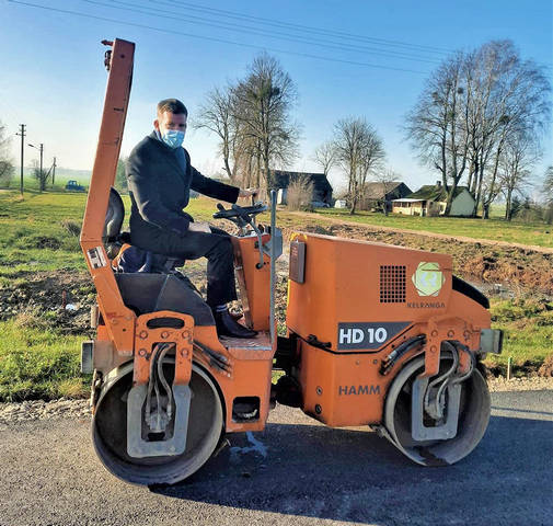 Meras Mantas Varaška taip pat dalyvavo gatvių tvarkymo darbuose.