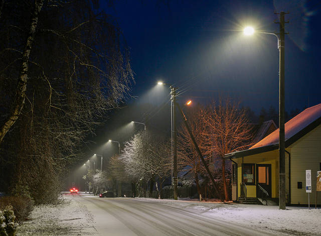 Vieniems Jūrės miestelio gyventojams elektra pigesnė, kitiems tenka piniginę atverti plačiau. 
Į gatves vakarais išeiti vilioja ir naujas LED gatvių apšvietimas.
