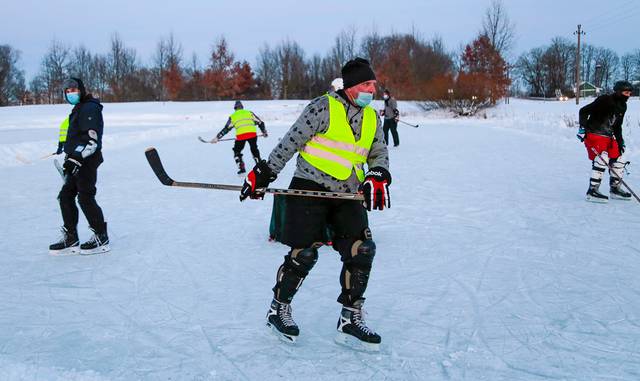 Įsirengę ledo aikštelę Tarpučių gatvėje ledo ritulininkai joje renkasi kasdien.