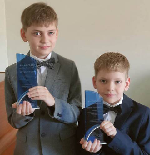 Jovis ir Kipras su prizais, laimėtais tarptautiniame konkurse Honkonge.