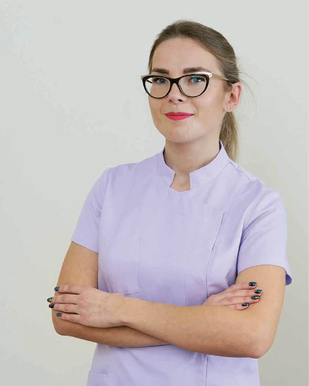 Gydytoja ortopedė Monika Zaleckytė sako, kad uždelsti implantacijos ir protezavimo proceso negalima dėl to, kad dantys migruoja.