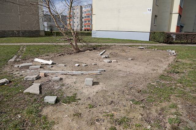 Betono liekanos riogso nuo praėjusio rudens.