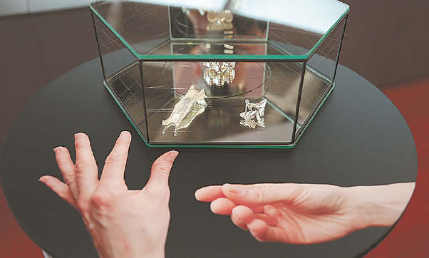 Papuošalai eksponuojami taip, tarsi jie būtų delnuose to, kuriam skirti...