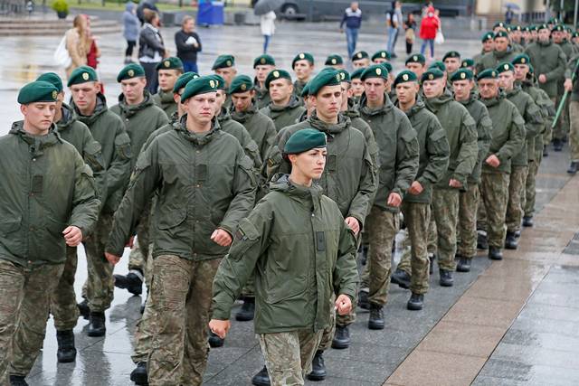 Tarnybą baigę kariai šventinėje išleistuvių rikiuotėje.