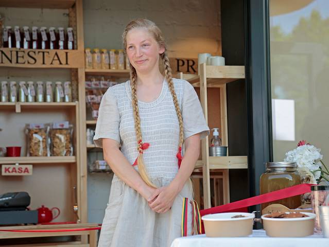 Ieva Smilgienė šeimos krautuvėlėje Marijampolėje.