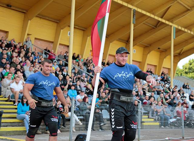 Mūsų Trispalvę į areną įnešė lietuvaičiai – turnyro nugalėtojas A. Jokūbaitis ir M. Lalas.