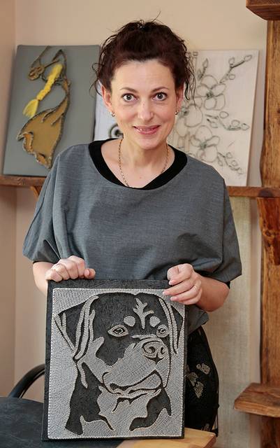 Su vinimis ir siūlais „nutapyti“ paveikslai eksponuojami Marijampolės centrinėje bibliotekoje.