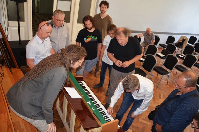 Kur čia paslaptis? Seminaro Marijampolėje akimirka.