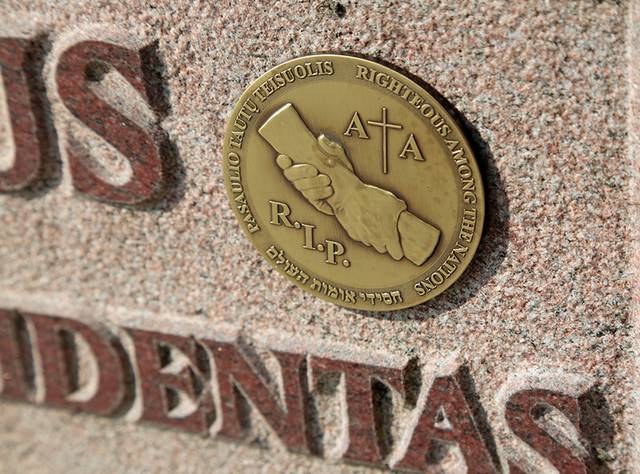 Paminklą papuošė garbingas atminimo ženklas.