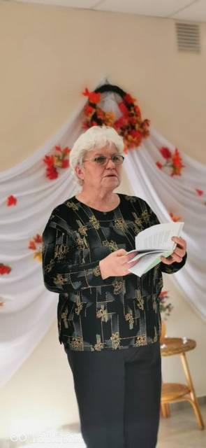 Eiles skaito Zena Paukštaitienė.