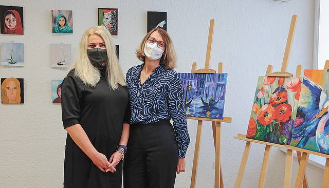 Psichikos sveikatos centro lankytojų darbų parodą atidarė Rūta Burbienė ir Dženita Sabašinskienė. Dešinėje – gyd. Rūtos nutapyti paveikslai.