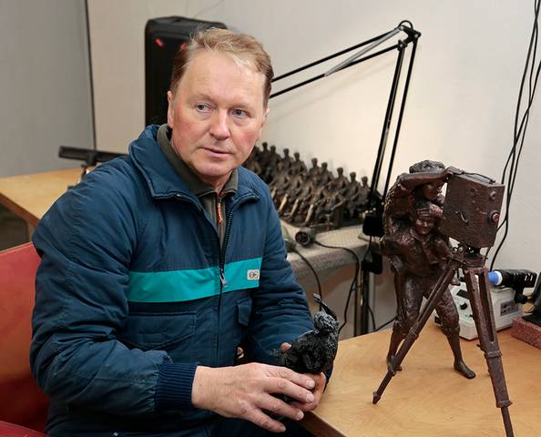 Skulptorių įkvėpė smalsūs kaimo vaikai.