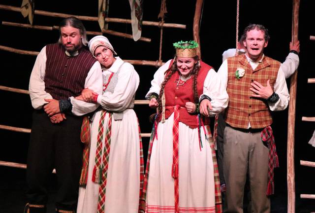 „Žemės ar moters“ – daug metų gyvuojantis, liaudiškos vaidybos tradicijas tęsiantis spektaklis.